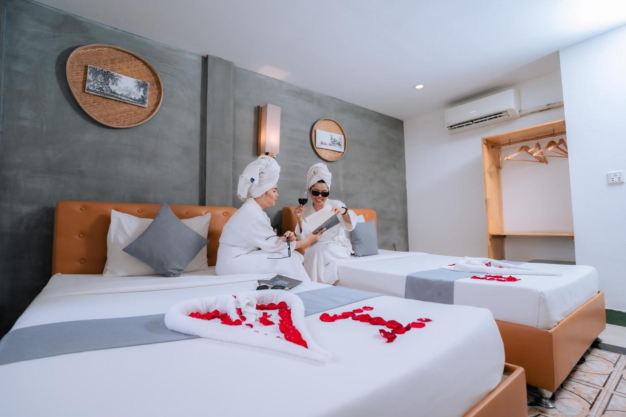Grand Elevation Hotel Phnom Penh Exterior photo